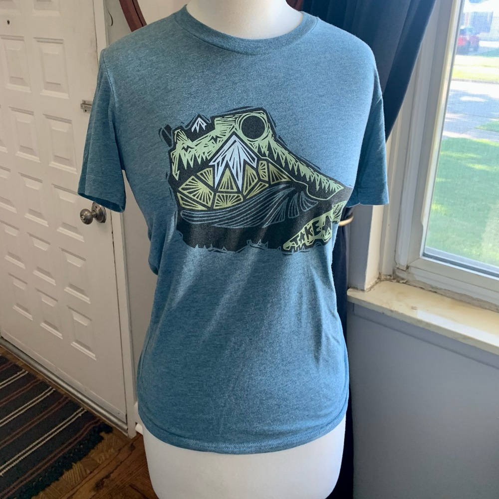 NWOT Woosah ‘Take a Hike’ Tshirt